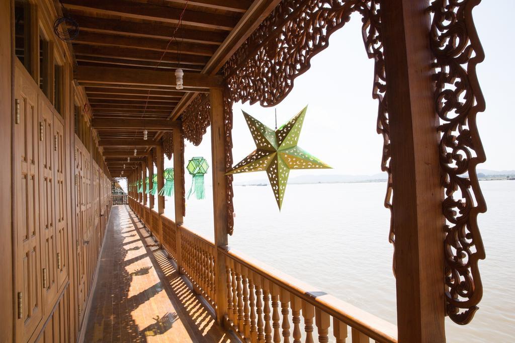 Mandalay Karaweik Mobile Hotel Eksteriør bilde