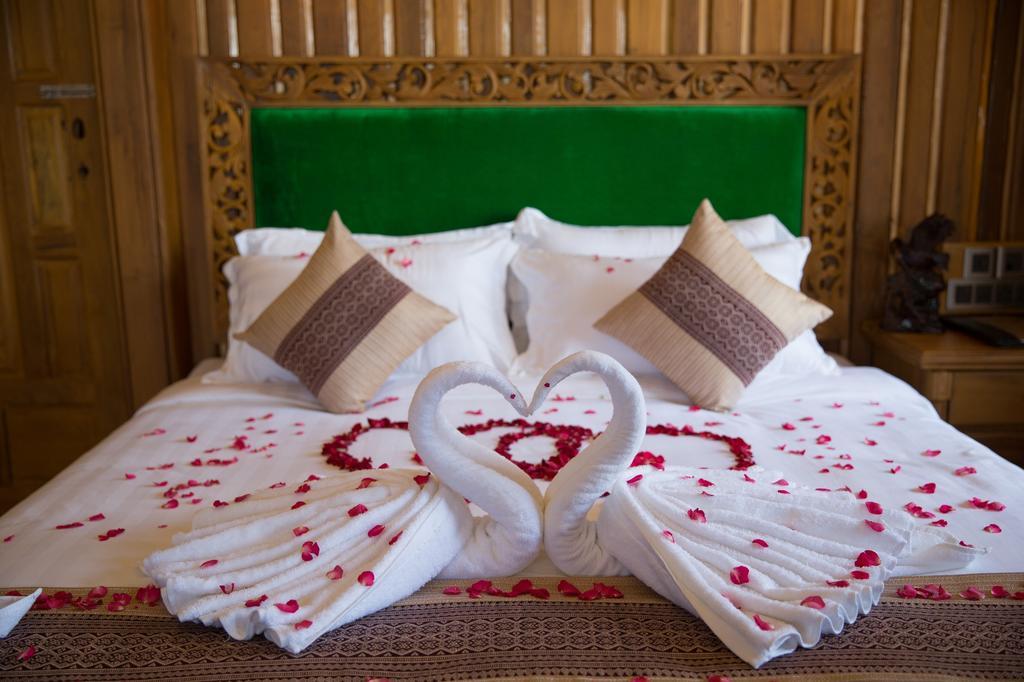 Mandalay Karaweik Mobile Hotel Rom bilde
