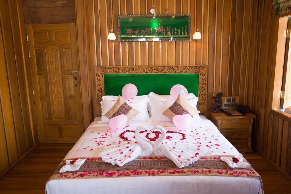 Mandalay Karaweik Mobile Hotel Rom bilde