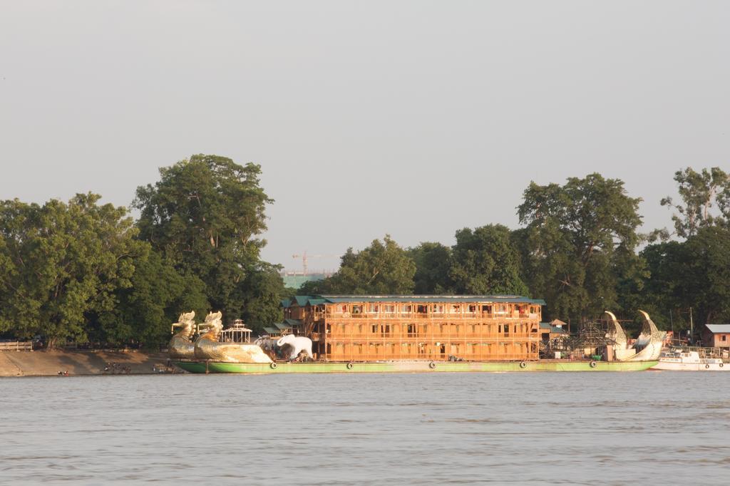 Mandalay Karaweik Mobile Hotel Eksteriør bilde