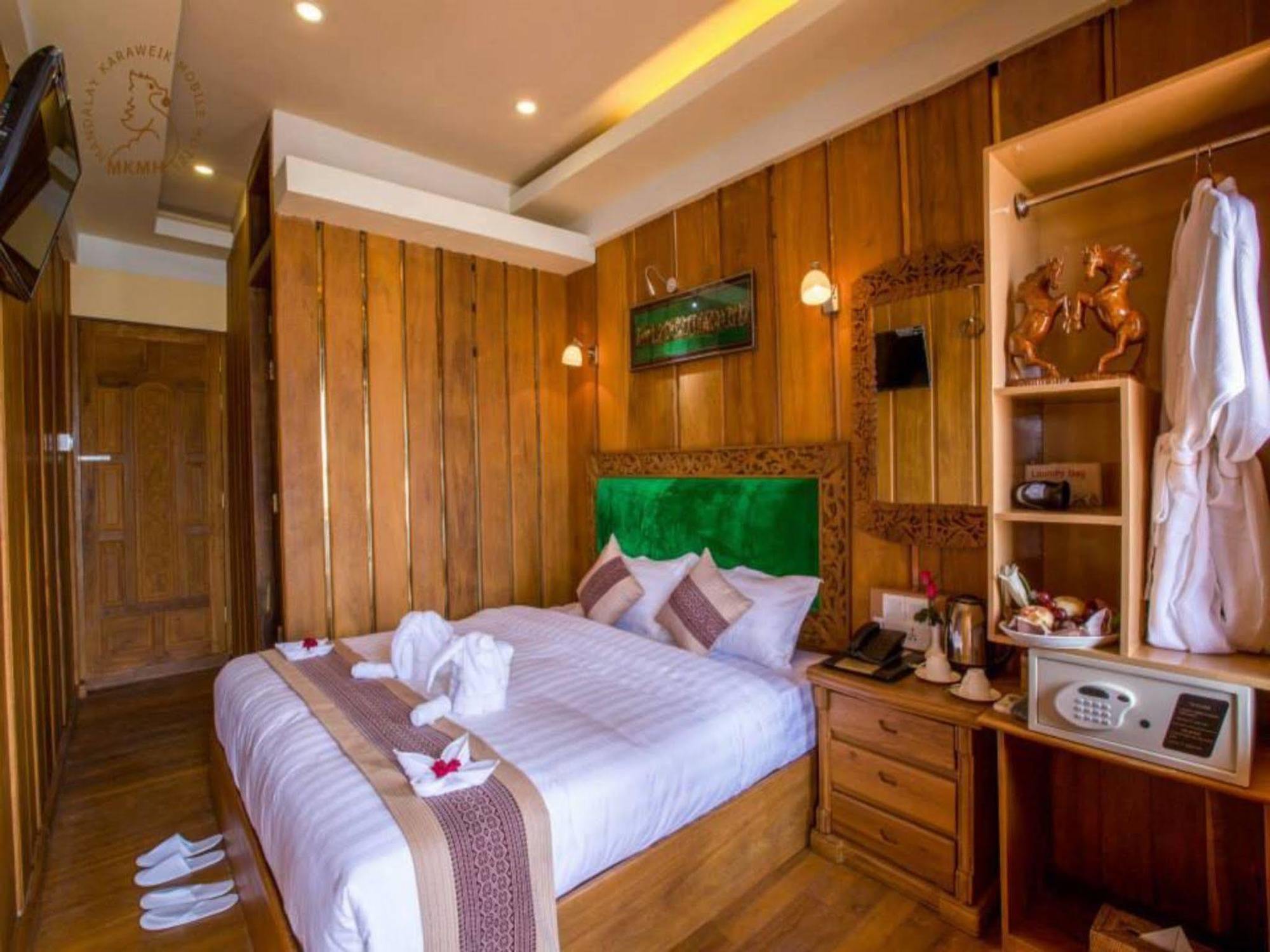Mandalay Karaweik Mobile Hotel Eksteriør bilde