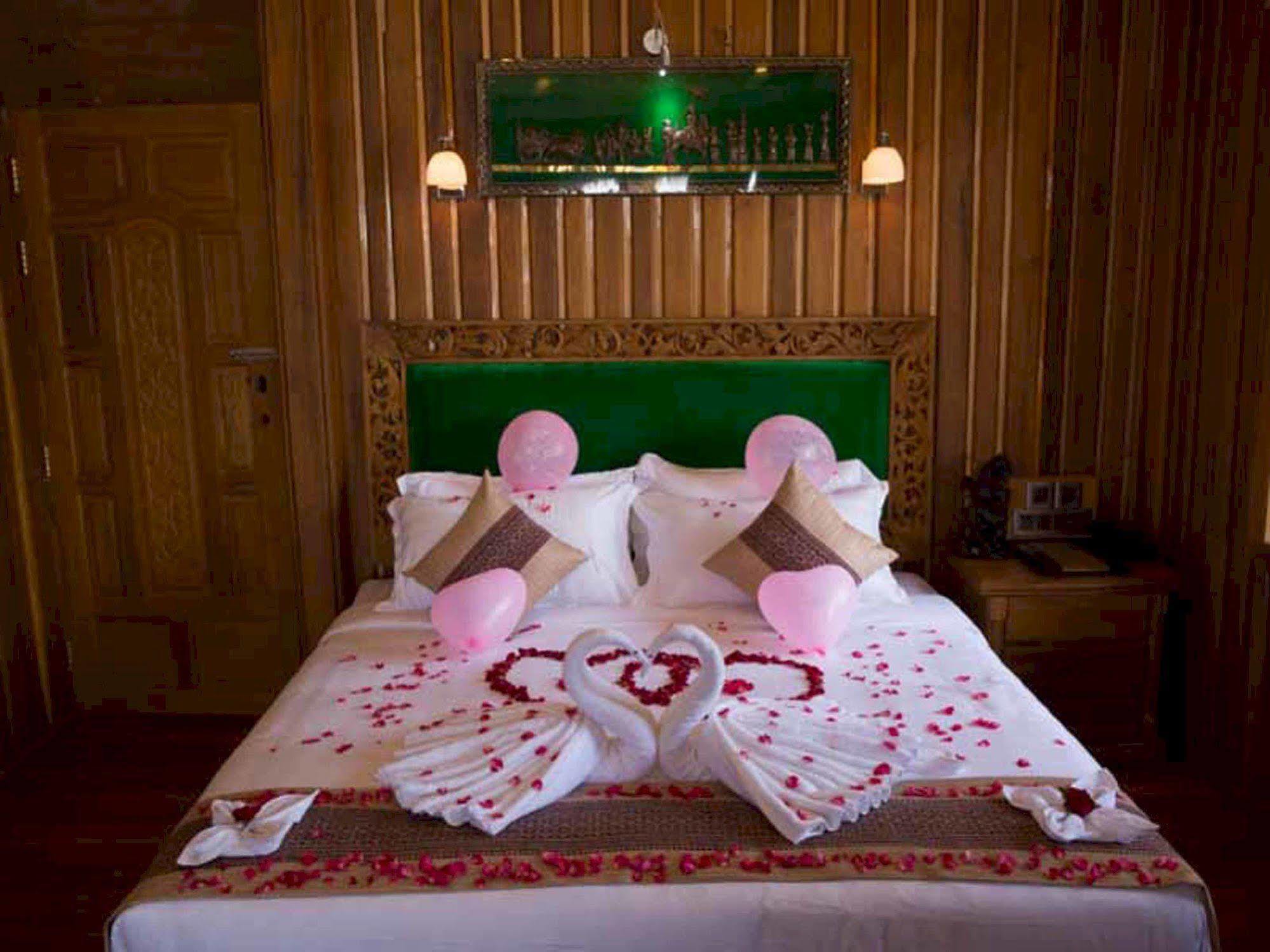 Mandalay Karaweik Mobile Hotel Eksteriør bilde