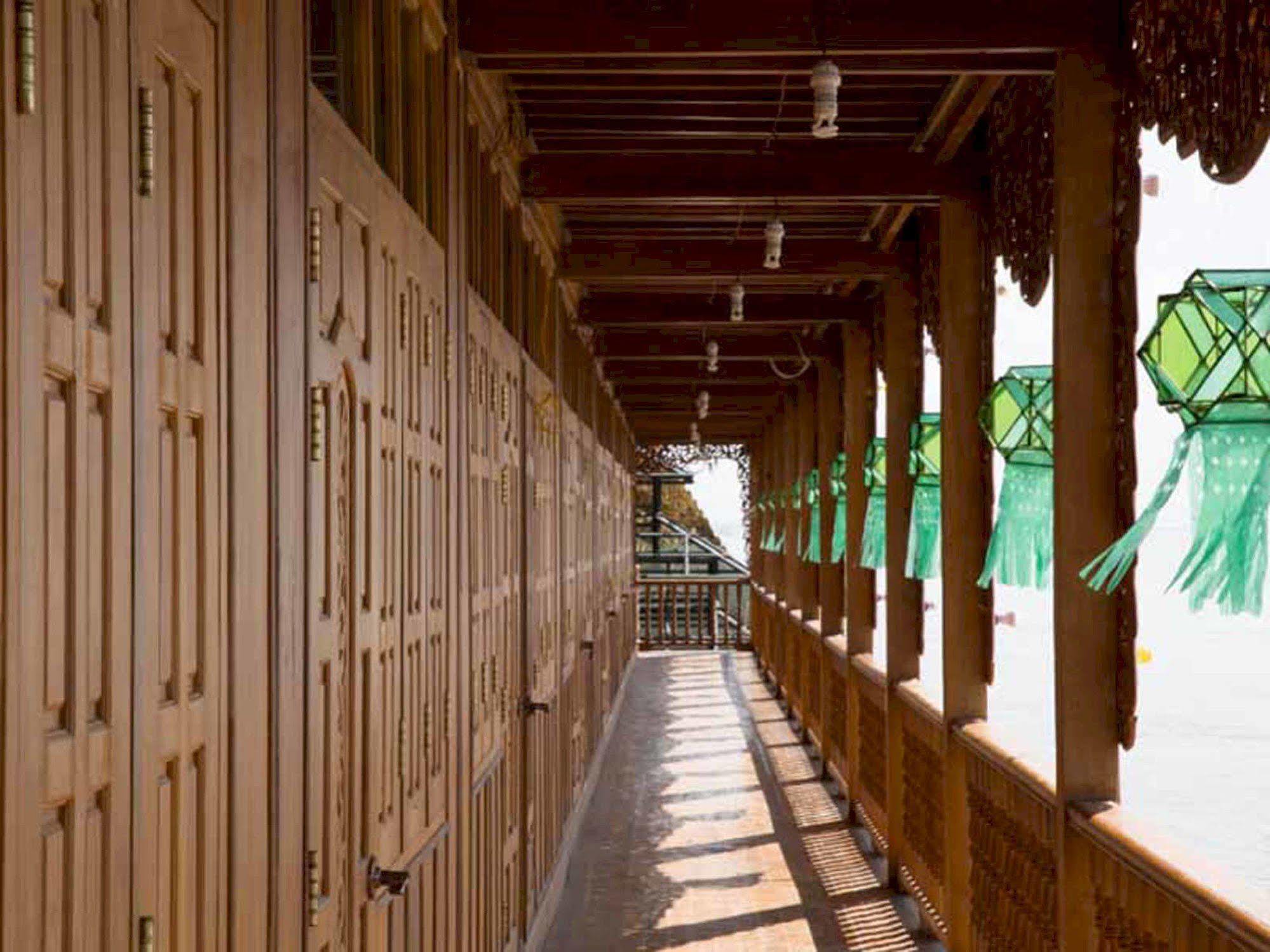 Mandalay Karaweik Mobile Hotel Eksteriør bilde