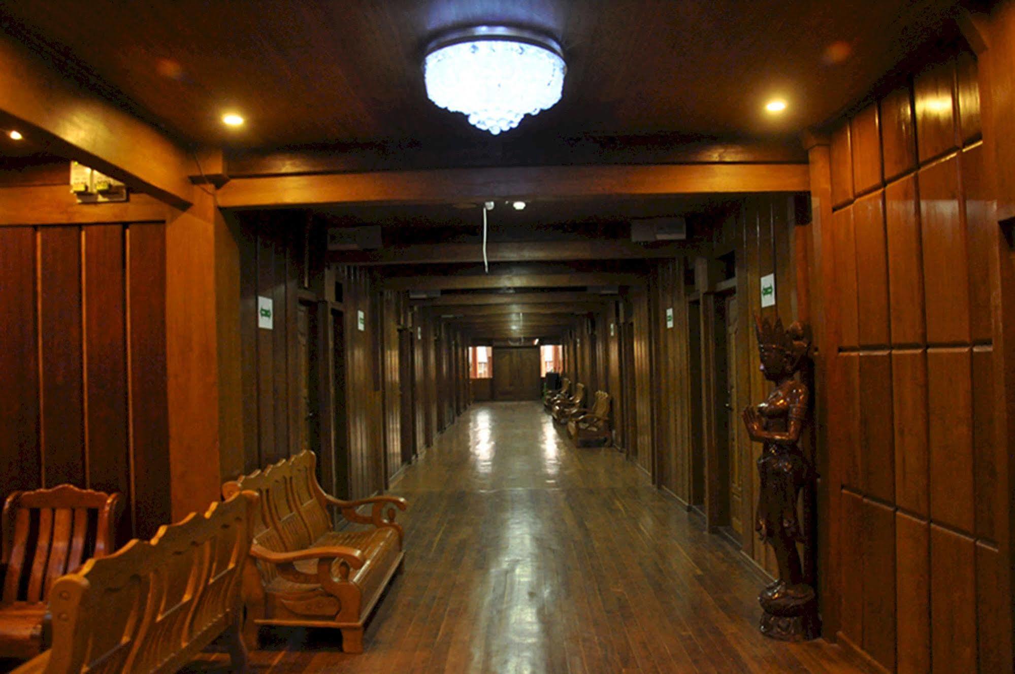 Mandalay Karaweik Mobile Hotel Eksteriør bilde