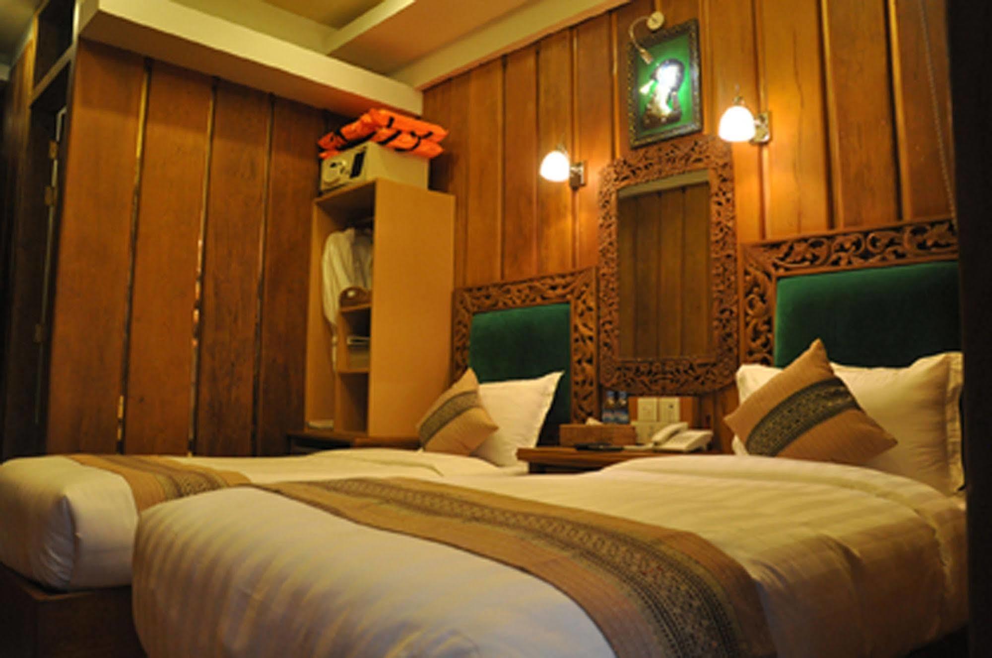 Mandalay Karaweik Mobile Hotel Eksteriør bilde
